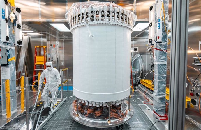 El detector central de LZ, la cámara de proyección de tiempo, en una sala limpia del laboratorio de superficie antes de la entrega subterránea.