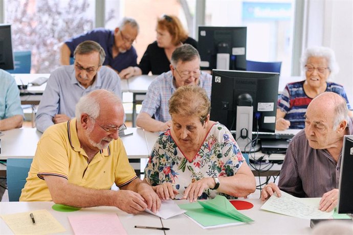 Más de 35.000 mayores participan en andalucía en actividades de la Fundación La Caixa en el curso 2023-2024