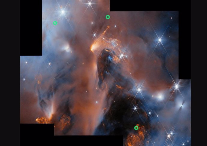 Nuevo mosaico de visión de campo amplio del estudio espectroscópico del Telescopio Espacial James Webb de NGC1333, con tres de los objetos de masa planetaria flotantes recientemente descubiertos indicados por marcadores verdes.