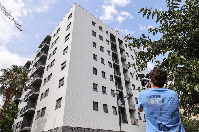 Una persona graba la fachada del edificio de Safranar de València donde solo quedan siete familias reubicadas tras el incendio de Campanar