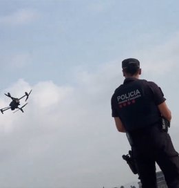 Un agente con un dron