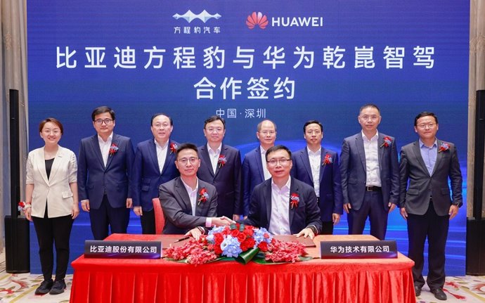 BYD firma un acuerdo con Huawei para usar sus sistema de conducción autónoma de vehículos eléctricos.