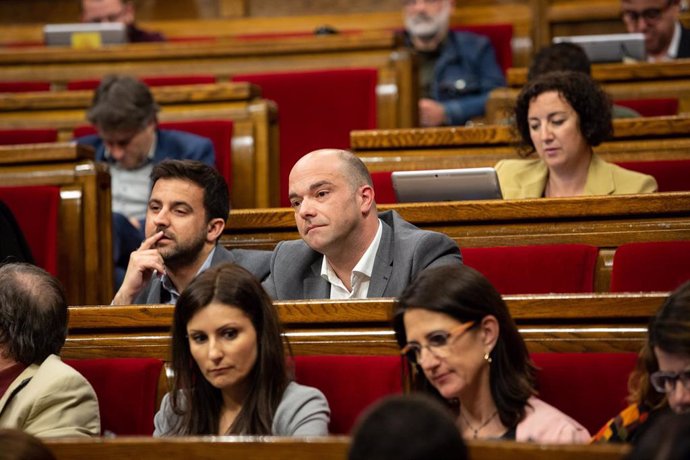 Archivo - Los diputados del PSC Pol Gibert y Raúl Moreno durante un pleno del Parlament en 2019