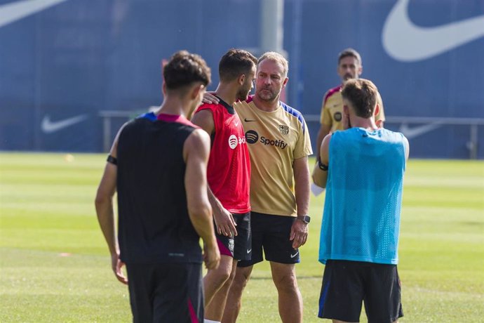 Hansi Flick con Eric García durante un entrenamiento del FC Barcelona