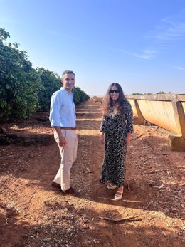 El consejero de Agricultura, Pesca, Agua y Desarrollo Rural, Ramón Fernández-Pacheco, con la titular de la explotación citrícola Agrícola Nieto, Ángela Nieto, en Lora del Río (Sevilla).