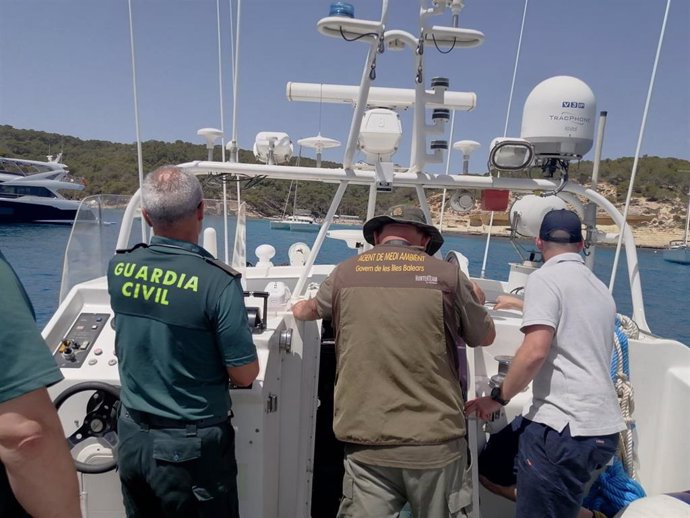 Archivo - Inspección en una embarcación de recreo dentro de la campaña del Govern para controlar la actividad del chárter náutico.