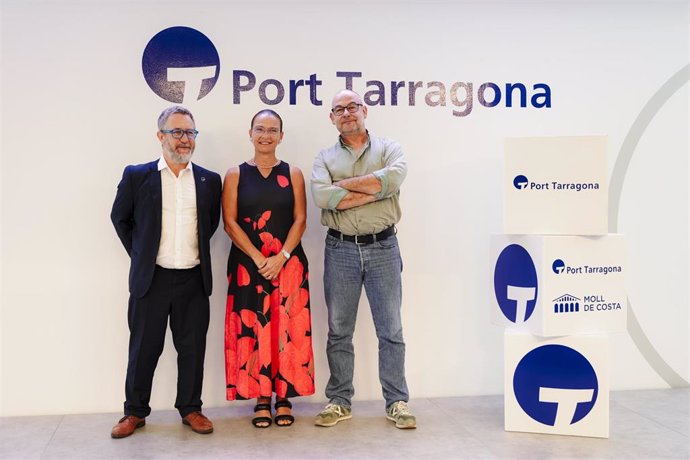 El presidente de l'Autoritat Portuària de Tarragona, Saül Garreta, la presidenta del Club Nàutic de Tarragona, Andrea Mazzanti, y el gerente de Apportt, Marc Roca, en la presentación del acuerdo este martes en Tarragona