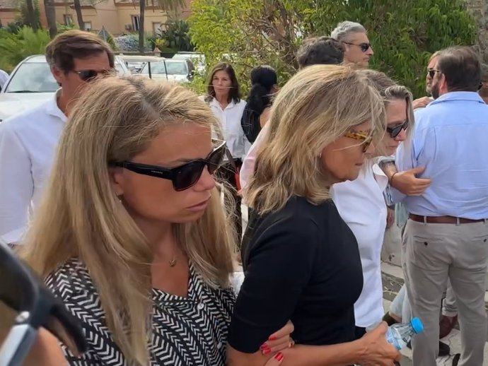 Carla Goyanes, Cari Lapique y su hermana Miriam a su llegada a la misa funeral en memoria de Caritina Goyanes