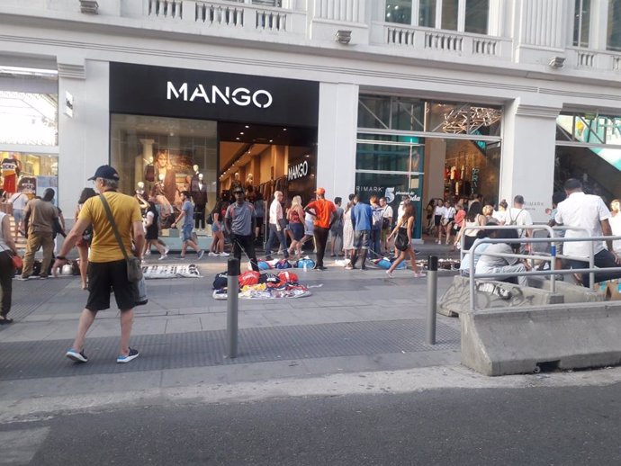 Archivo - Manteros en la calle Gran Vía de Madrid