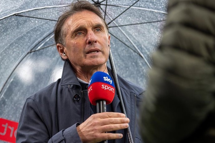 Archivo - FILED - 01 April 2023, Berlin: Then VfB Stuttgart coach Bruno Labbadia speaks under an umbrella during an interview before the start of a soccer match. Photo: Andreas Gora/dpa - IMPORTANT NOTE: In accordance with the requirements of the DFL De