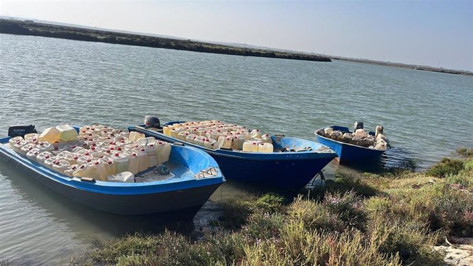 Garrafas de gasolina incautadas por la Guardia Civil en el caño de Sancti Petri, en Chiclana