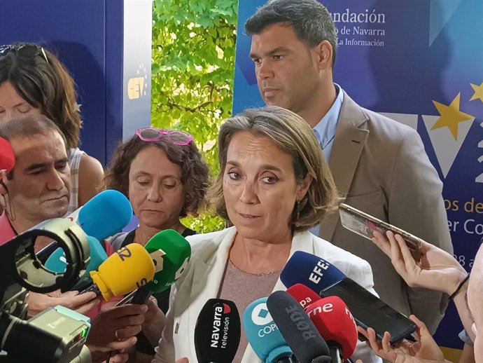 La secretaria general del PP, Cuca Gamarra, atiende a los medios en los Cursos Europeos de Verano en Pamplona.