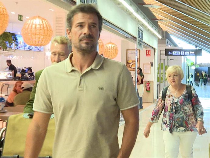 Rodolfo Sancho en el Aeropuerto Adolfo Suárez Madrid-Barajas junto a sus abogados antes de viajar a Tailandia para estar presente cuando el juez comunique la sentencia a su hijo Daniel