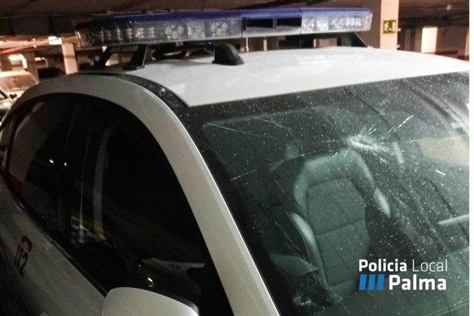 Luna del coche patrulla al que el detenido lanzó objetos durante la intervención policial.