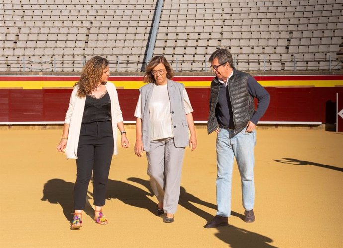 La diputada de Cultura, Carolina Valbuena; la presidenta de la Diputación, Ángeles Armisén, y el empresario de Circuitos taurinos, Víctor Zabala, en la visita a la plaza de Toros 'Campos góticos'.