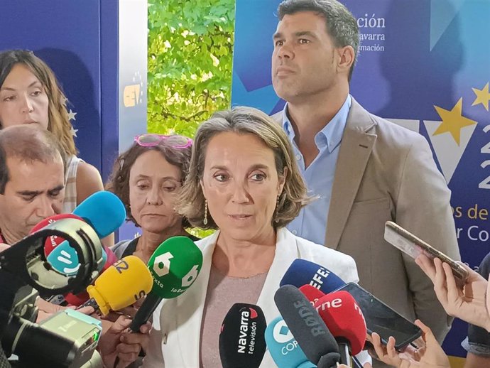 La secretaria general del Partido Popular, Cuca Gamarra, atiende a los medios de comunicación en los Cursos Europeos de Verano en Pamplona.