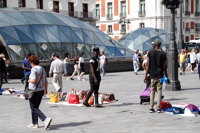 Archivo - Puestos de Top Manta en la Plaza del Sol de Madrid.