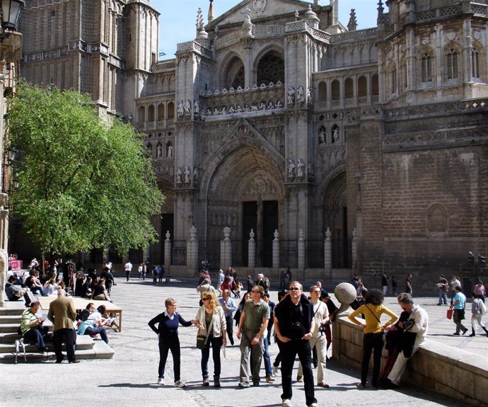 Archivo - Turistas de visita en Toledo