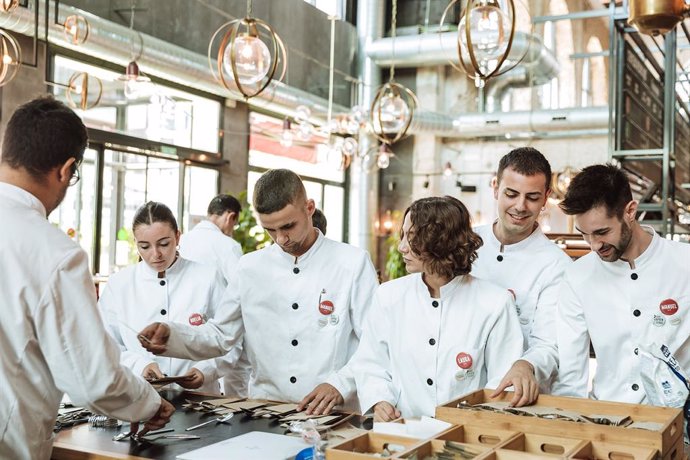 Archivo - Jóvnes participantes en el programa de becas Talento Cruzcampo