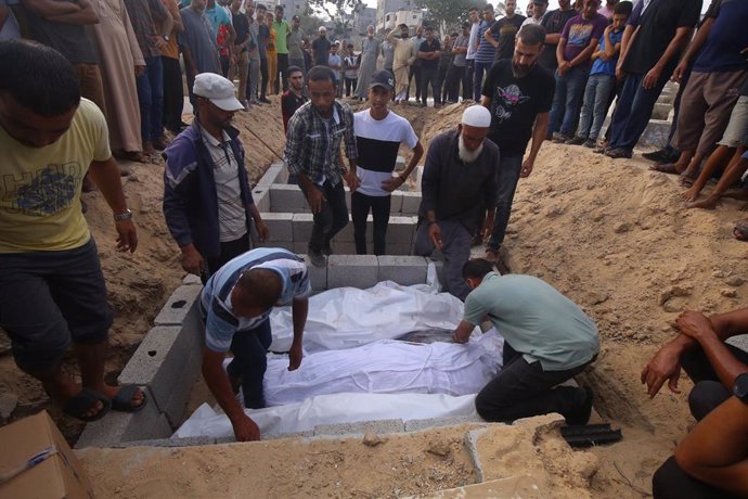 Entierro de palestinos víctimas de los ataques de Israel, en la ciudad de Deir al Balá, en el centro de la Franja de Gaza.  