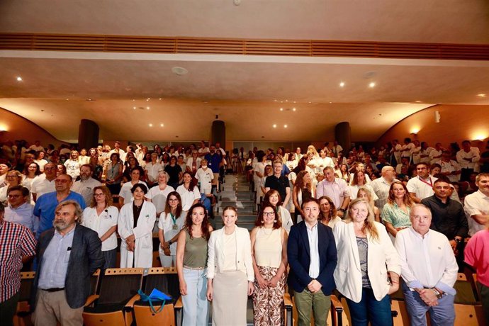 La presidenta del Govern, Marga Prohens, y la consellera de Salud, Manuela García, asisten a un acto con sanitarios, en una foto de archivo.