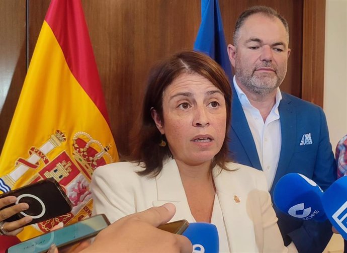 La delegada del Gobierno en Asturias, Adriana Lastra, junto al presidente de la Cámara de Comercio de Oviedo, Carlos Paniceres.