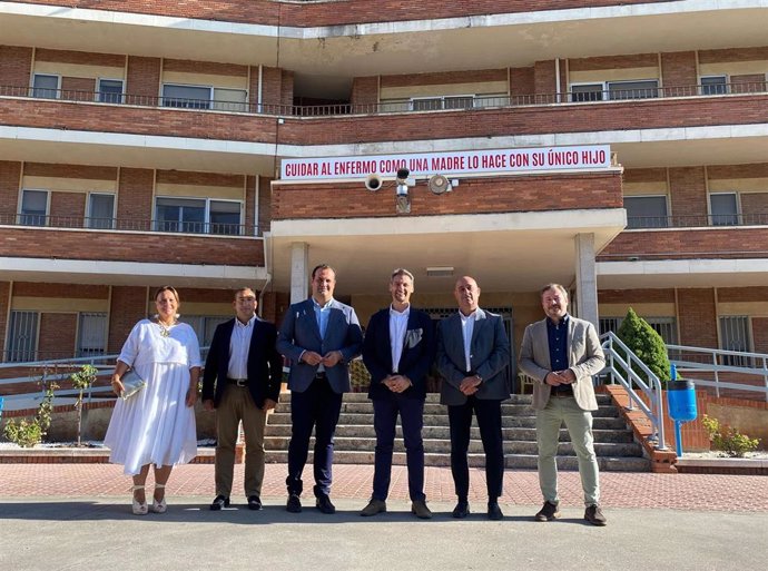 Jesús Blanco, junto a concejales del Ayuntamiento de Santa Marta y el delegado Territorial de la Junta.