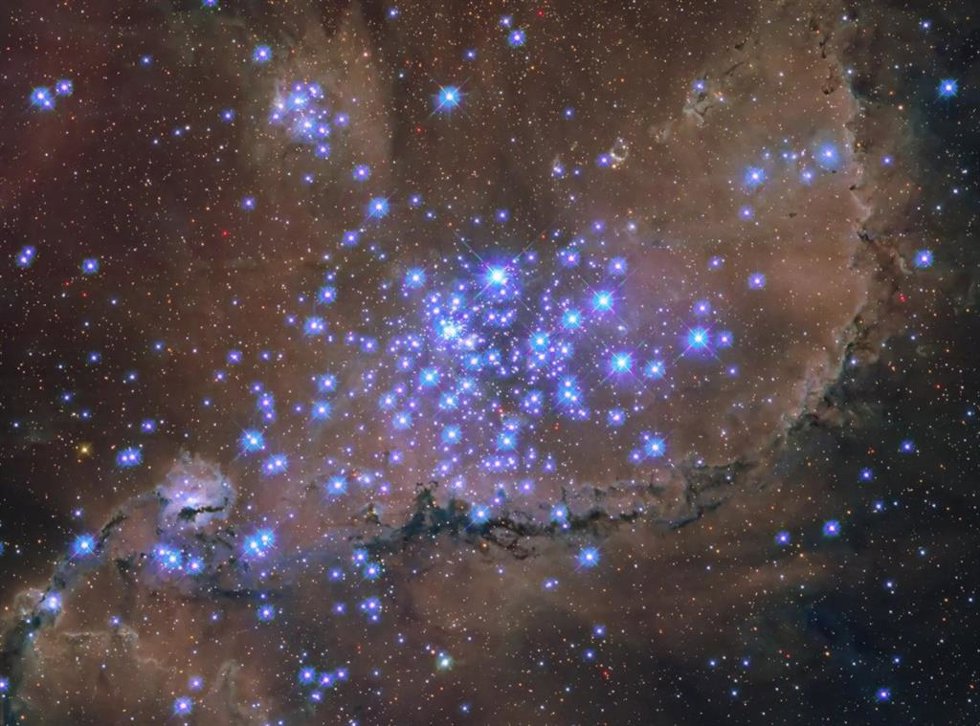 NGC 346 está ubicada dentro de la Pequeña Nube de Magallanes, una pequeña galaxia satélite de nuestra Vía Láctea.