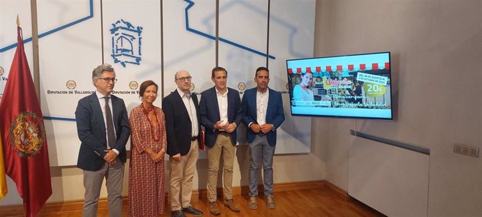 La directora general de Comercio y Consumo de la Junta, Maria Petit; el presidente de Fecosva, Jesús Herreras; el presidente de la Diputación, Conrado Íscar, y el diputado Moisés Santana presentan la campaña 'Disfruta Provincia de Valladolid'.