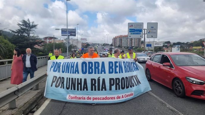 Miembros de la Cofradía de Pescadores de A Coruña, en una nueva protesta con corte de tráfico en el puente de A Pasaxe