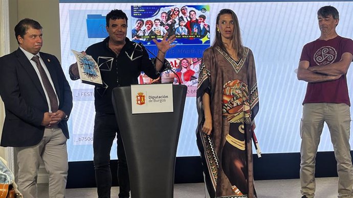 El Mago Oliver y la Maga Liuba presentaron el festival en presencia del presidente de Sodebur, Carlos Gallo, (a la izda de la foto) y Rafael Solaguren, presidente de la Mancomunidad.