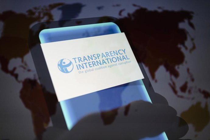 Archivo - February 1, 2023, Asuncion, Paraguay: A view of the Transparency International logo is displayed on a smartphone backdropped by its CPI presentation map. The 2022 Corruption Perceptions Index (CPI) released on Tuesday by Transparency Internati