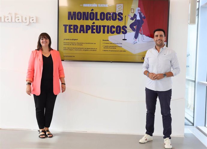 El diputado de Mayores, Educación y Juventud, José Santaolalla, junto a Laura Canto, directora de holaS, empresa encargada de impartir los talleres de monólogos terapéuticos para personas mayores