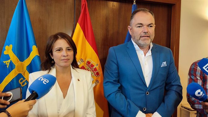 La delegada del Gobierno en Asturias, Adriana Lastra, junto al presidente de la Cámara de Comercio de Oviedo, Carlos Paniceres.