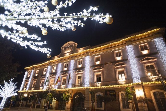 Archivo - Fachada de la Diputación de Cádiz iluminada con el alumbrado de Navidad. ARCHIVO.