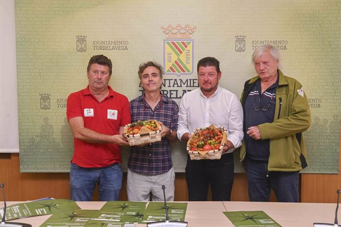 El concejal de Dinamización, Jesús Sánchez; y Guy Ferrier, Santiago Palazuelos y Javier Sánchez Castaños, de la Asociación Simientes Infinitas, presentan el Festival del Tomate