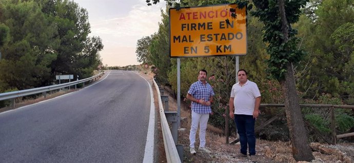 Archivo - Víctor Torres (d), en una visita a la A-315 junto al alcalde de Huesa, Ángel Padilla.