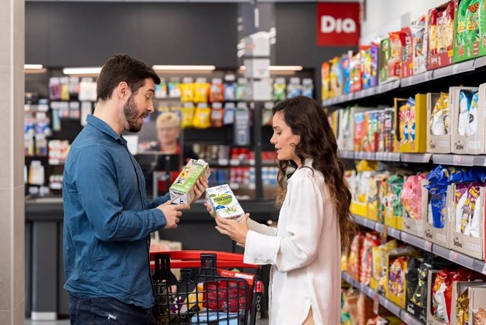 Personas comprando en un supermercado