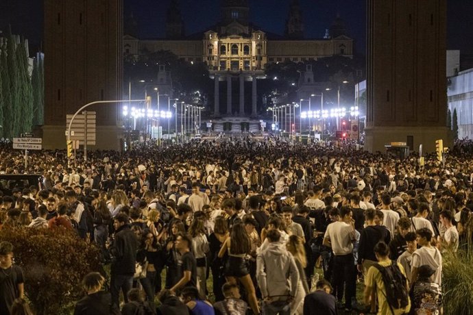 Archivo - Grupos de personas se concentran en la vía pública durante el primer día de las fiestas de la Mercè, a 24 de septiembre de 2021, en Barcelona, Cataluña (España).