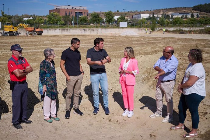 La consejera López, el director de Servicio de Bomberos, Iñaki Elías, y el alcalde de Tafalla , Xabier Alcuaz, junto con concejales de la localidad.