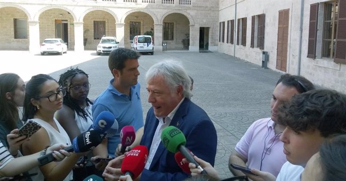 El conseller insular de Turismo, José Marcial Rodríguez, atendiendo a los medios en La Misericòrdia.