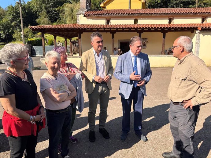 El alcalde de Oviedo, Alfredo Canteli, visita la parroquia rural de Siones.