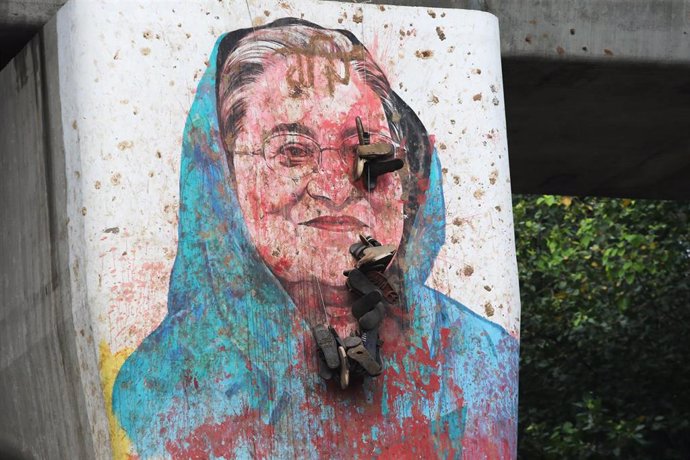 Retrato vandalizado de la ex primera ministra de Bangladesh Sheij Hasina.