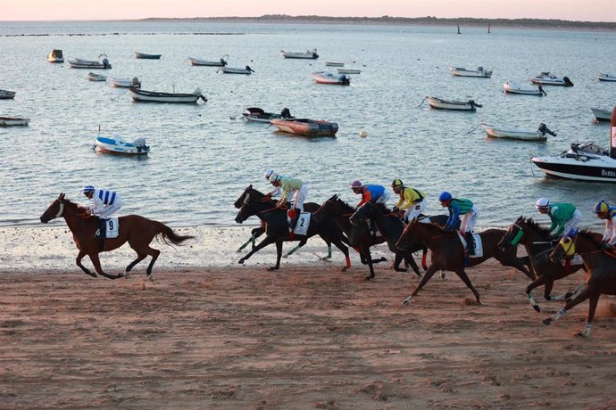 Carreras de caballos durante el primer ciclo en la playa de Sanlúcar de Barrameda. ARCHIVO