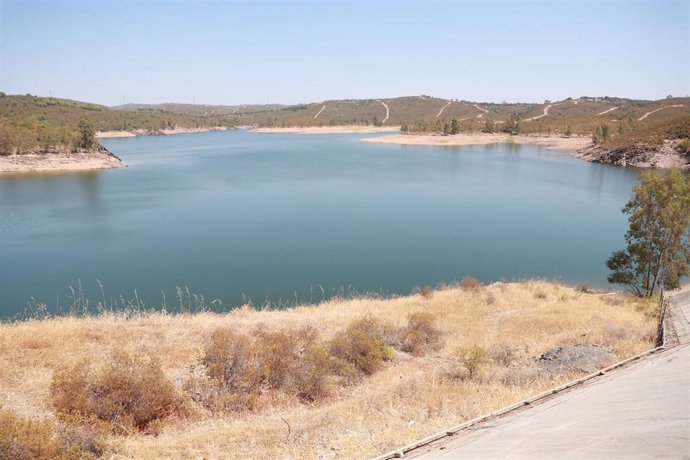 Vista general del embalse de Aznalcóllar. A 06 de agosto de 2024, en Aznalcóllar, Sevilla.