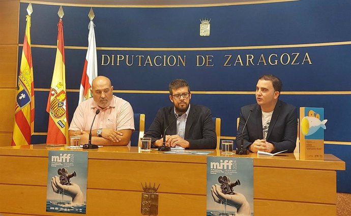 El concejal de Cultura del Ayuntamiento de Mequinenza, Darío Vidallet; el diputado de la DPZ Abraham Martínez; y el director del Festival de Cine de Mequinenza, Javier Rode.