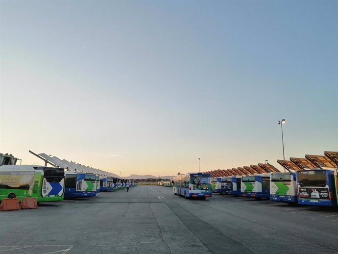 Archivo - Autobuses de la EMT de Palma y insatalaciones solares fotovoltaicas.