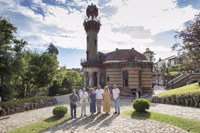 La consejera de Cultura, Eva Guillermina Fernández, y la alcaldesa de Comillas, María Teresa Noceda, con los directores de la Cátedra Gaudí y de El Capricho, Galdric Santana y Carlos Mirapeix