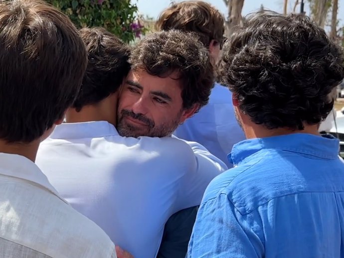 Antonio Matos recibe el pésame de unos amigos tras la misa funeral en memoria de Caritina Goyanes