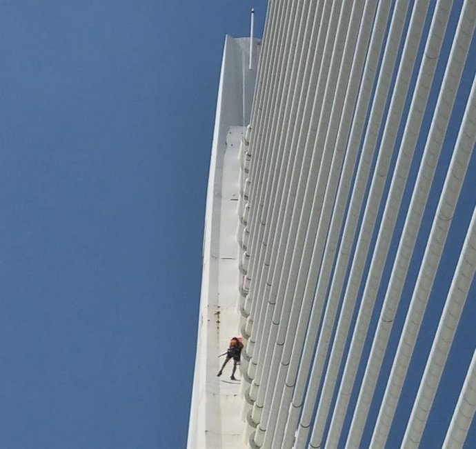 Un equipo de alpinistas revisa el estado de conservación del Puente de l'Assut de l'Or, en València.